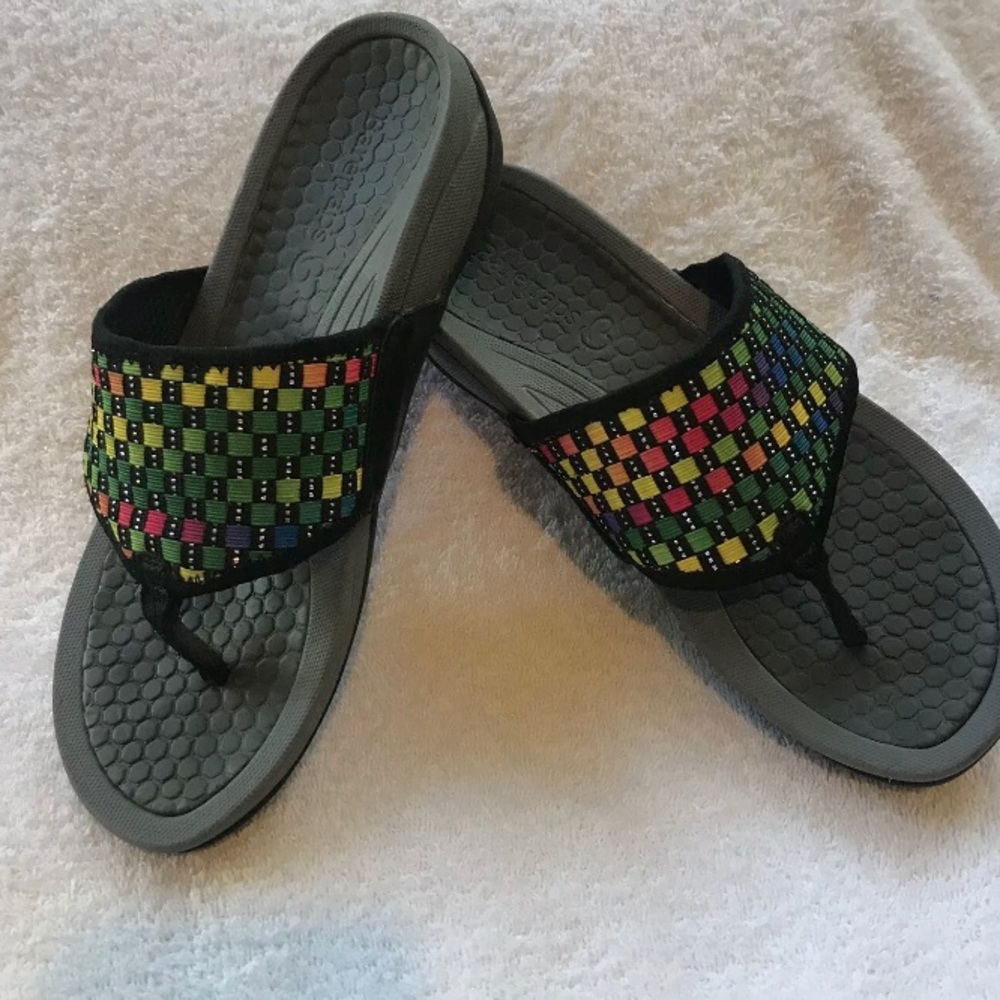 Bear trap stretchy sandals. Super comfortable.